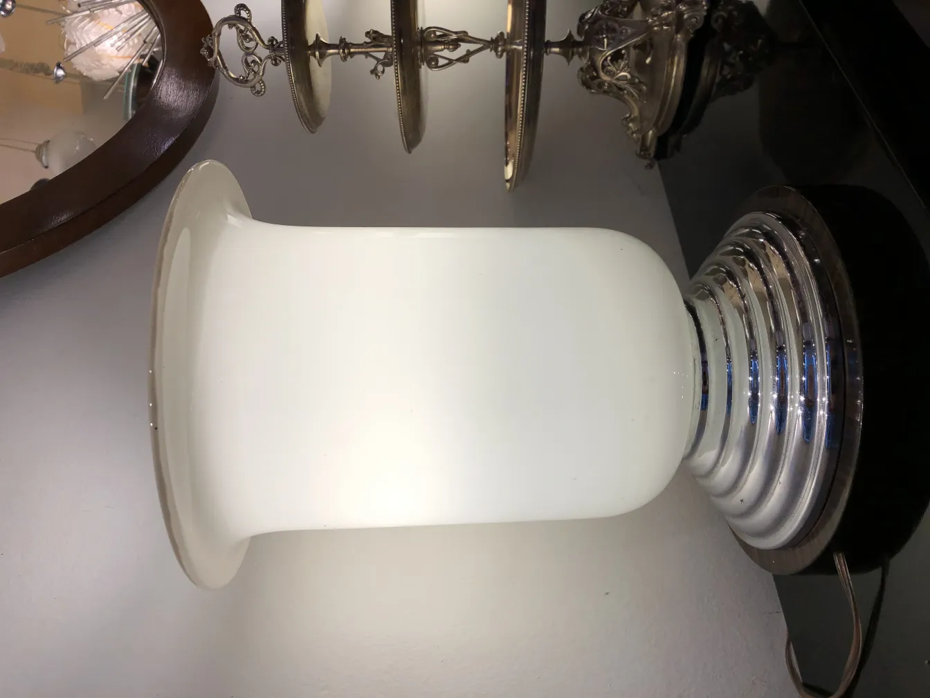 Due lampade da tavolo antiche con design raffinato ed elegante