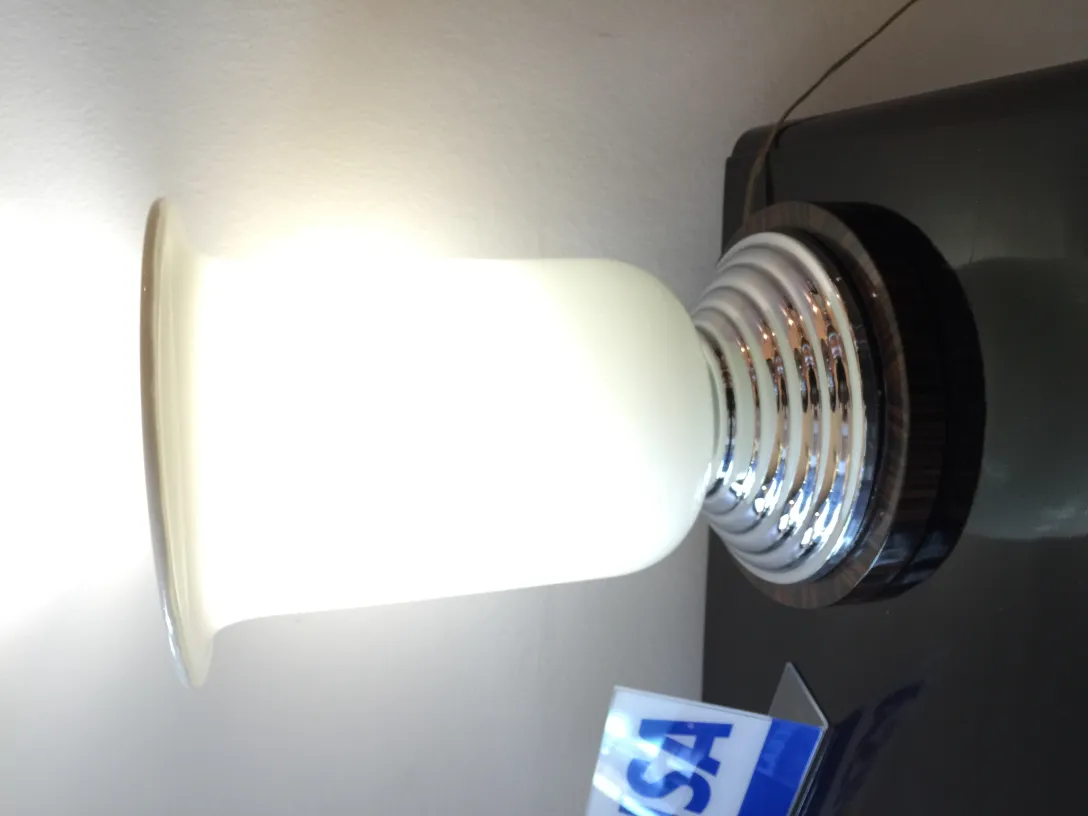 due lampade da tavolo antiche in un ambiente accogliente