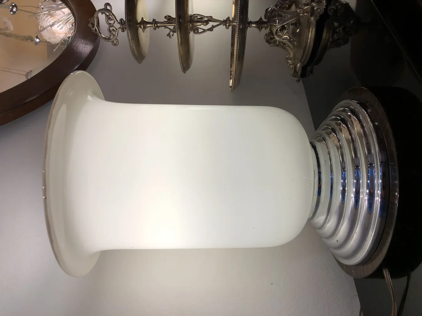 Deux lampes de table anciennes avec un design élégant sur une table