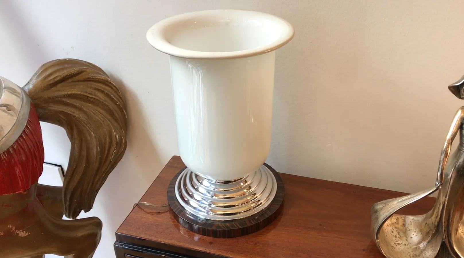 duas lâmpadas de mesa antigas com base decorativa