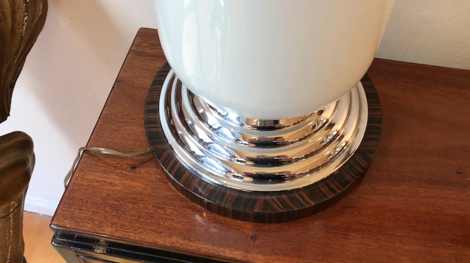 两盏古董台灯，带装饰底座，放在木制表面上。