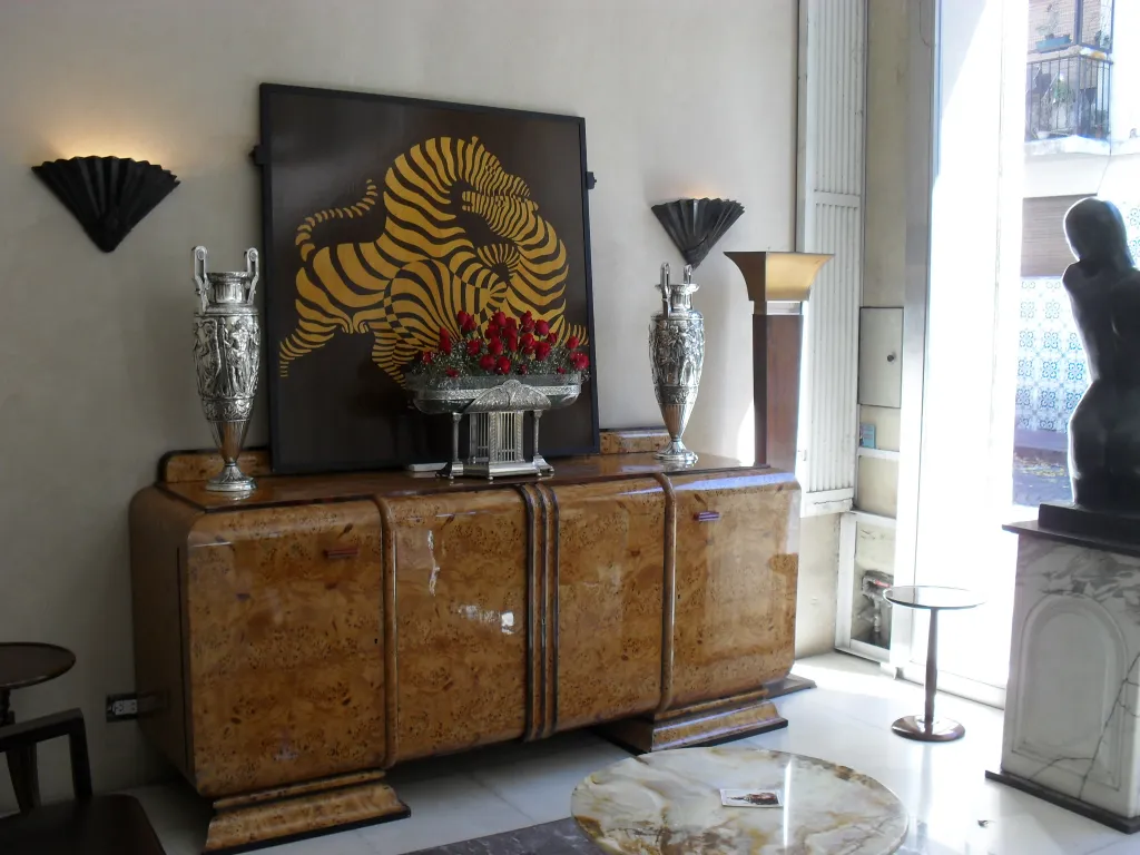 Un conjunto de dos lámparas de mesa antiguas en un ambiente elegante