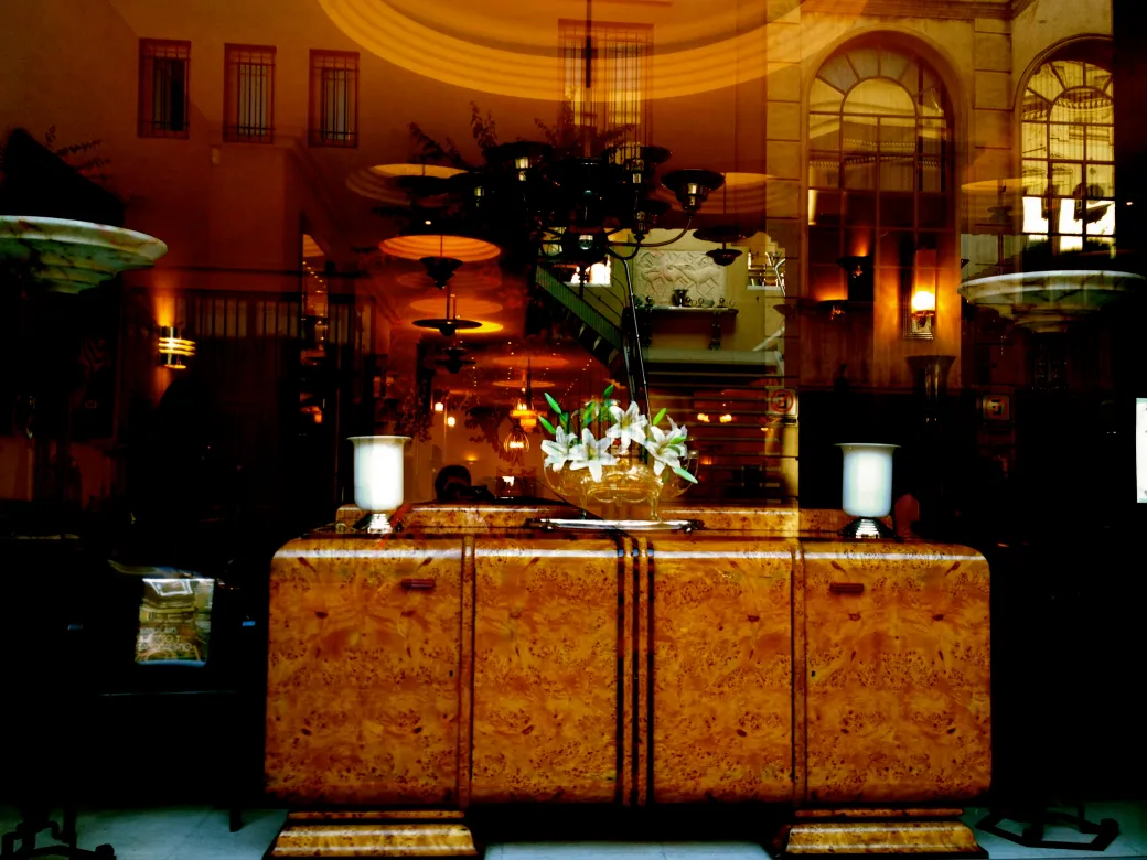 Vitrine avec 2 lampes de table anciennes sur un élégant meuble