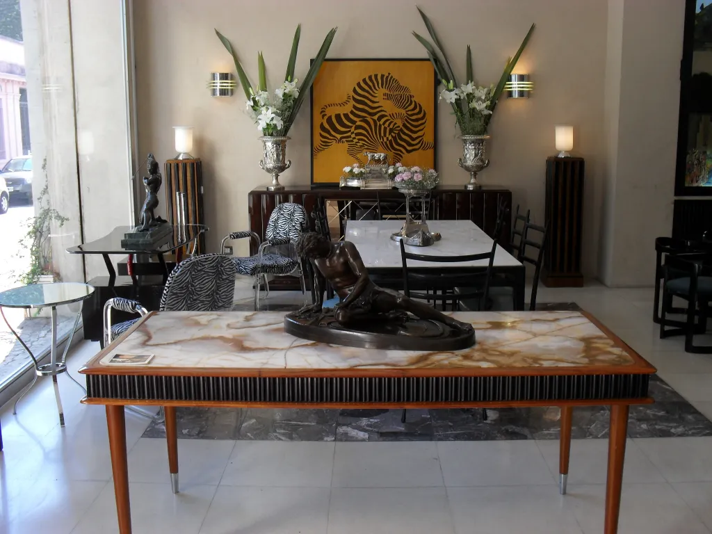 zwei antique tischleuchten in einem eleganten ambiente