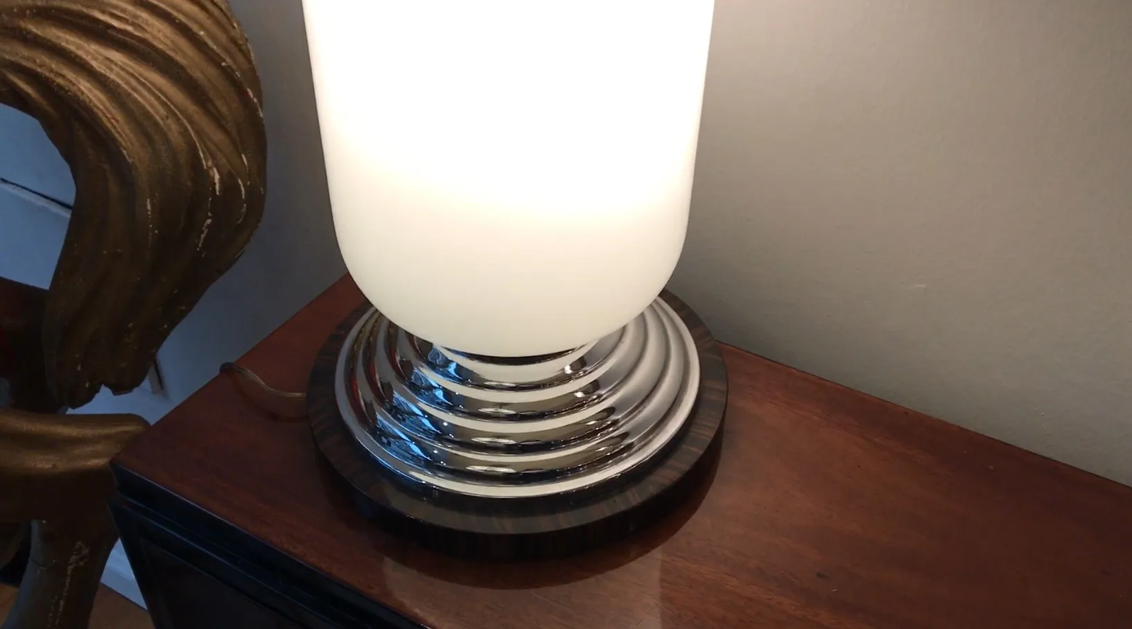 duas lampadas de mesa antigas com design elegante, ambiente aconchegante