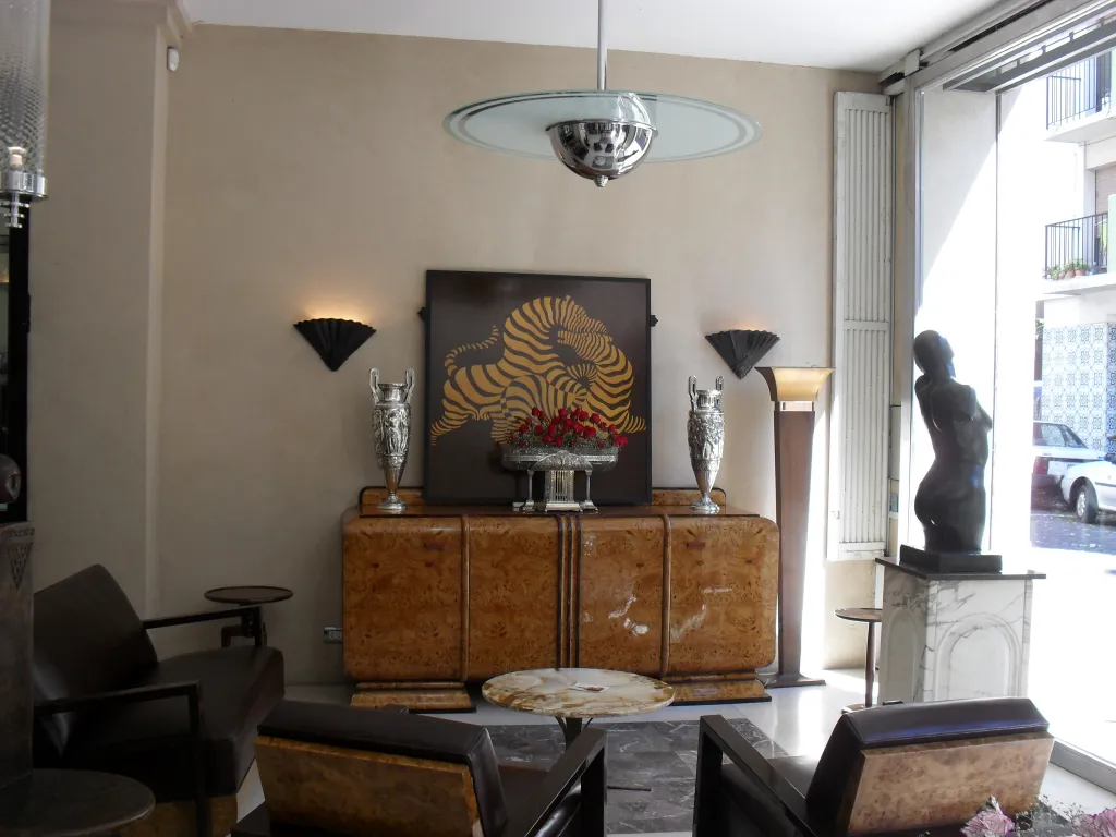 deux lampes de table antiques au design décoratif et élégant dans une pièce lumineuse