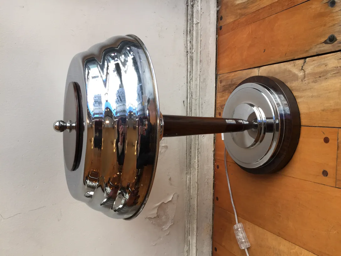 due lampade da tavolo antiche con design elegante in una stanza calda