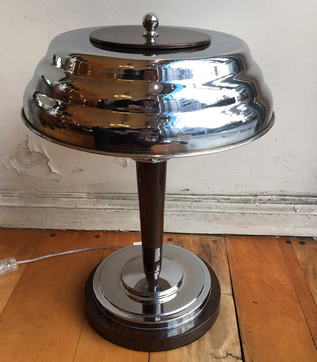 deux anciennes lampes de table brillantes dans un cadre chaleureux