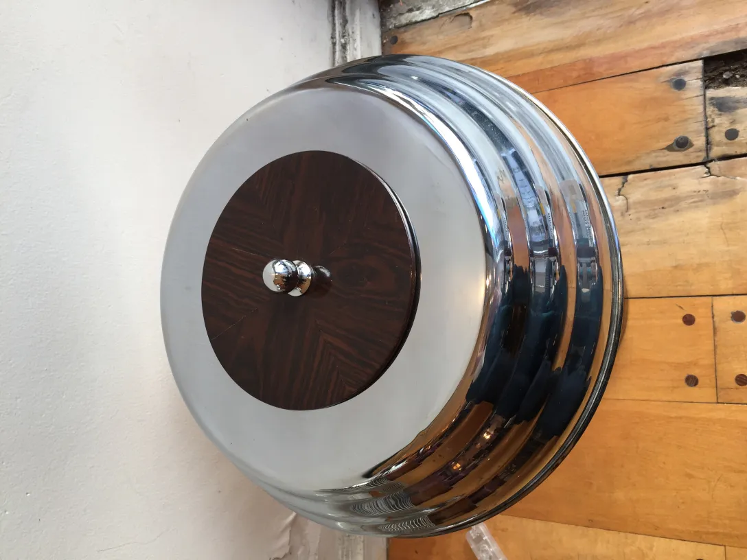 Vista di due lampade da tavolo antiche con dettagli decorativi