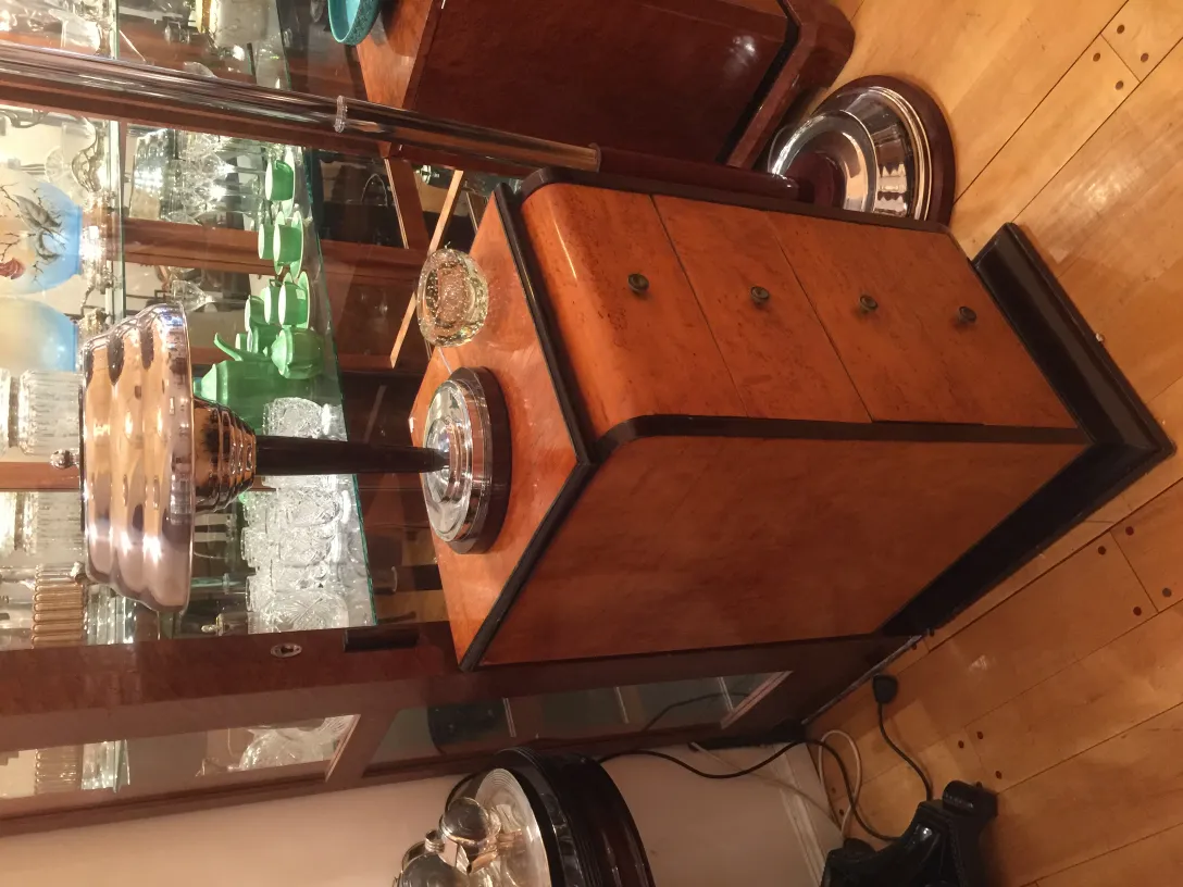 due lampade da tavolo antiche in un ambiente decorativo con oggetti vintage