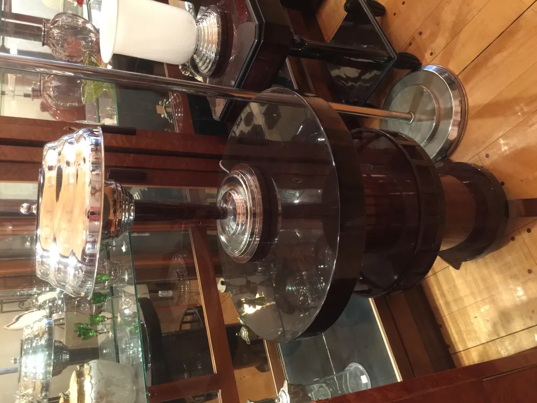 दो पुराने टेबल लैंप एक अनोखे डिज़ाइन के साथ एक आरामदायक माहौल में।