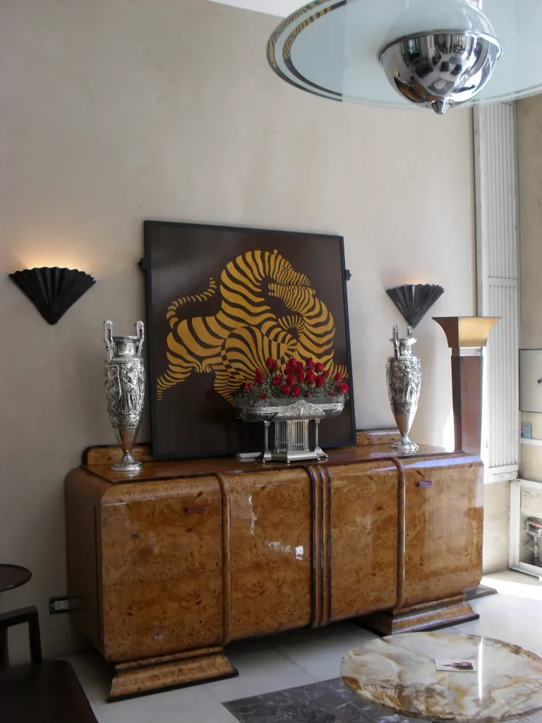 装飾のあるエレガントな配置の2台の古いテーブルランプ