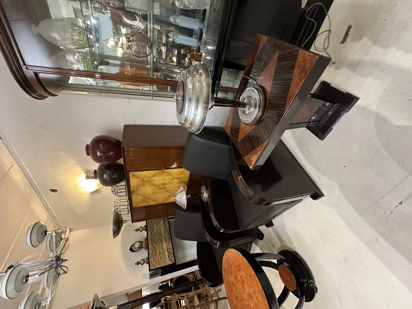 Deux lampes de table anciennes dans un cadre élégant avec des accessoires