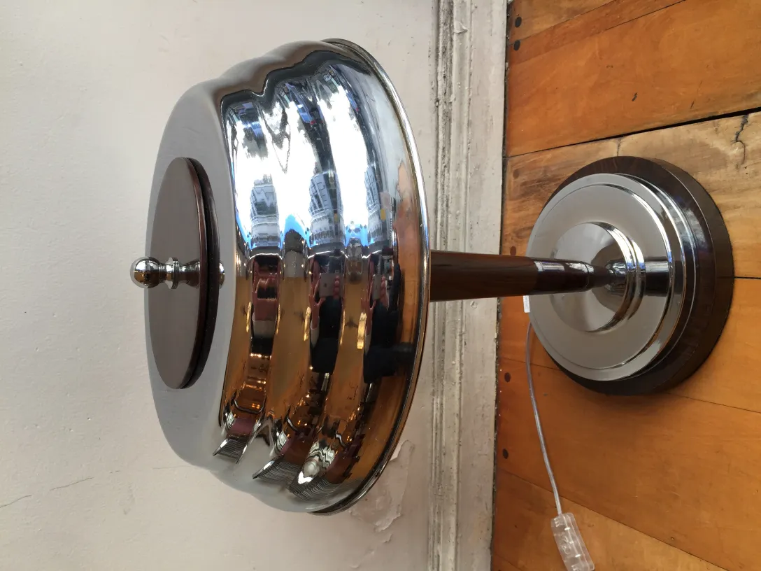 Due lampade da tavolo antiche con brillantezza distintiva e forma elegante in un ambiente accogliente.