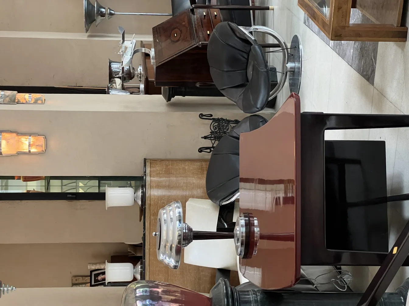 duas lâmpadas de mesa antigas com detalhes elegantes em um ambiente decorativo