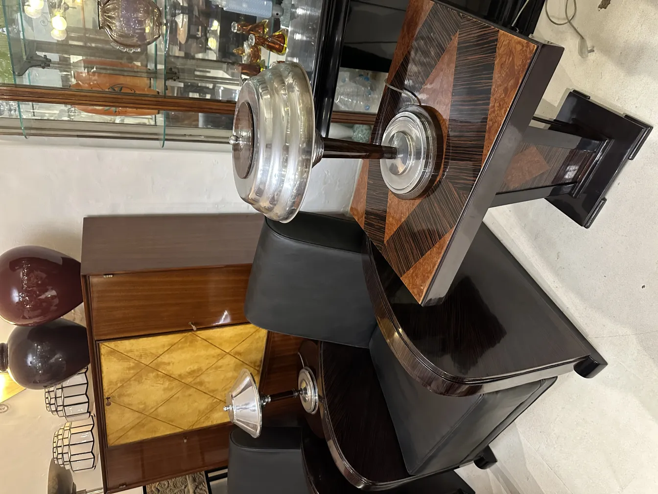 duas lâmpadas de mesa antigas com design único e elegante, complementadas por móveis e decorações ao redor.