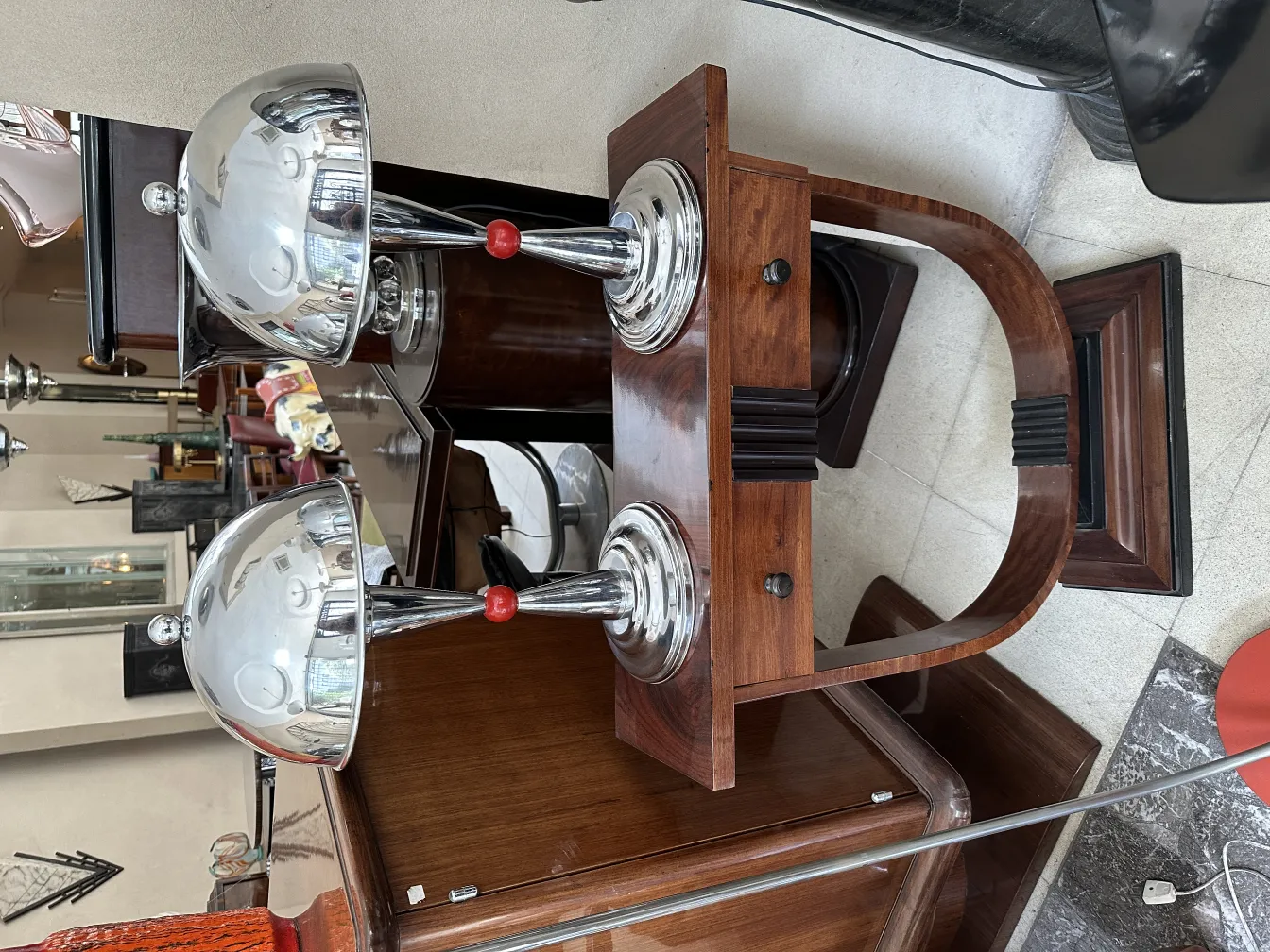 पुरानी टेबल लैंप, अद्वितीय आधार और सजावटी विवरण के साथ