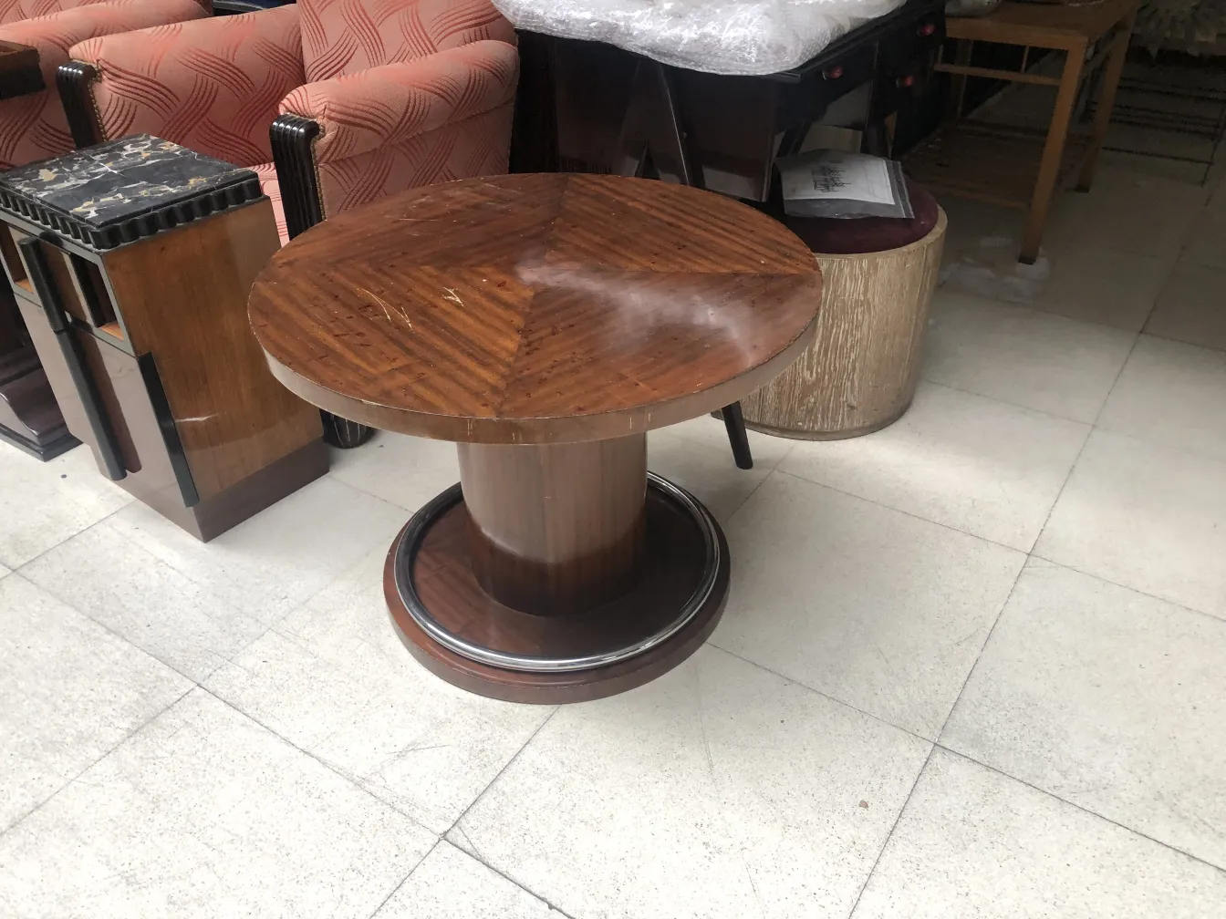 duas lampadas de mesa antigas decorativas em um ambiente elegante