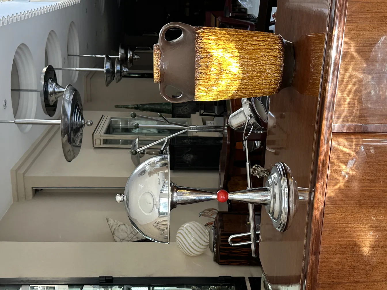 due lampade da tavolo antiche con basi eleganti e accessori decorativi in un ambiente elegante.