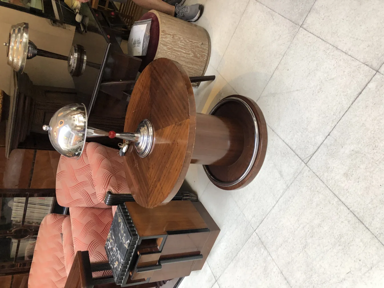 duas lâmpadas de mesa antigas com detalhes únicos no ambiente