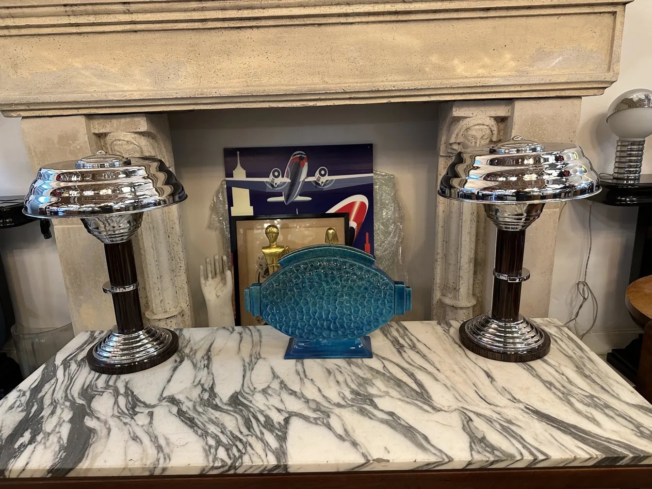 due lampade da tavolo antiche con basi eleganti e paralumi lucidi