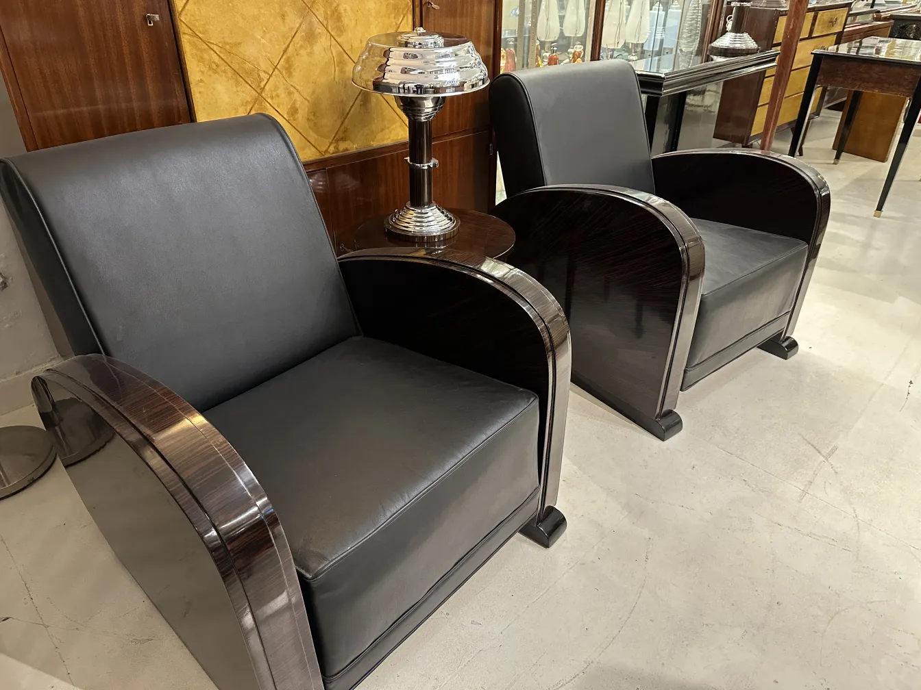 zwei antike Tischleuchten mit elegantem Design