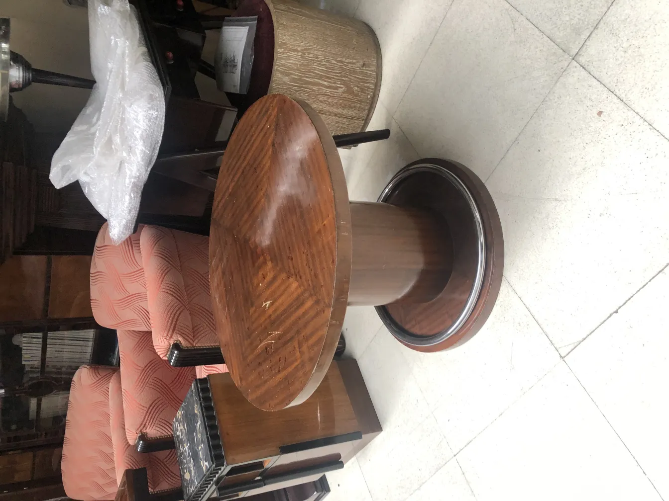 deux lampes de table antiques avec bases rondes dans un environnement confortable près de fauteuils