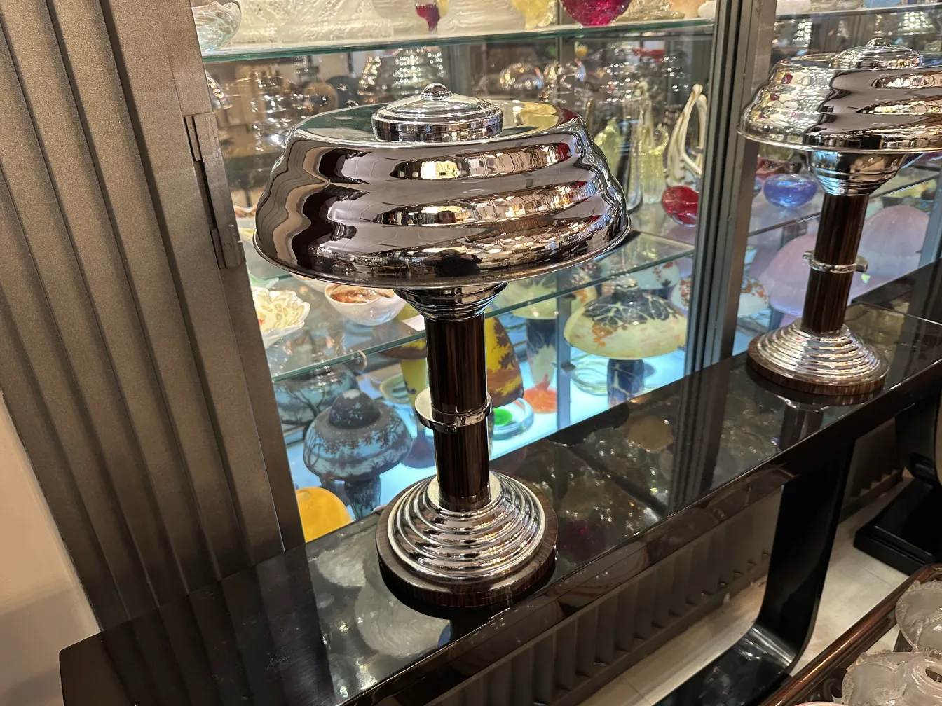 due lampade da tavolo antiche con basi lucide in un'ambientazione decorativa.