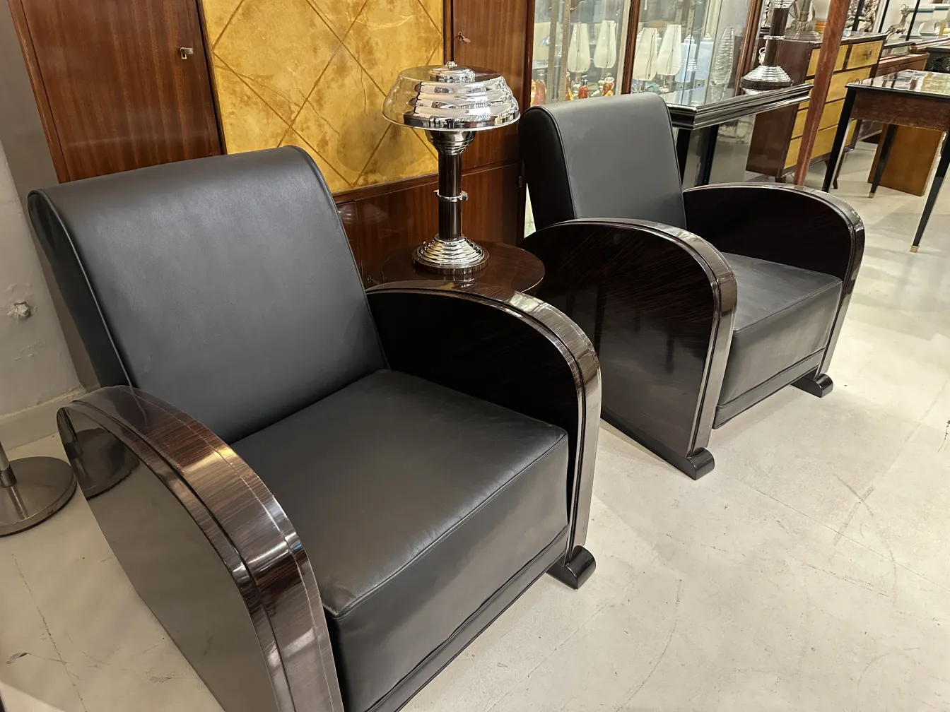 duas lampadas de mesa antigas em um ambiente claro