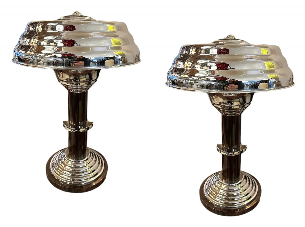 deux lampes de table antiques avec une base brillante dans un cadre chaleureux