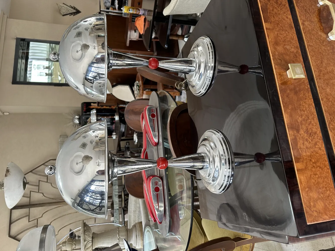 vue de face de 2 lampes de table anciennes avec bases brillantes sur une table