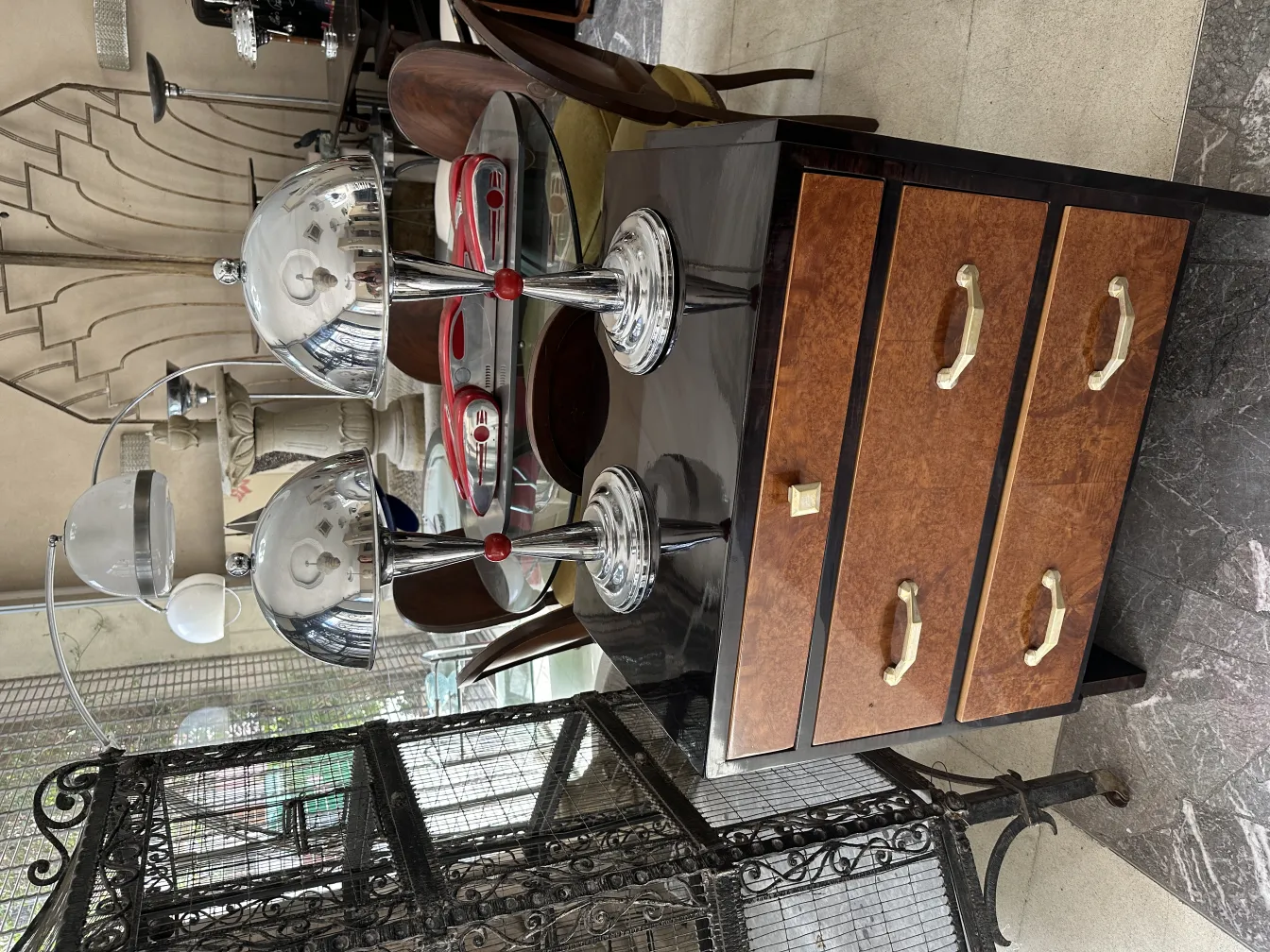 दो प्राचीन टेबल लैंप, आकर्षक डिज़ाइन, सुखद वातावरण