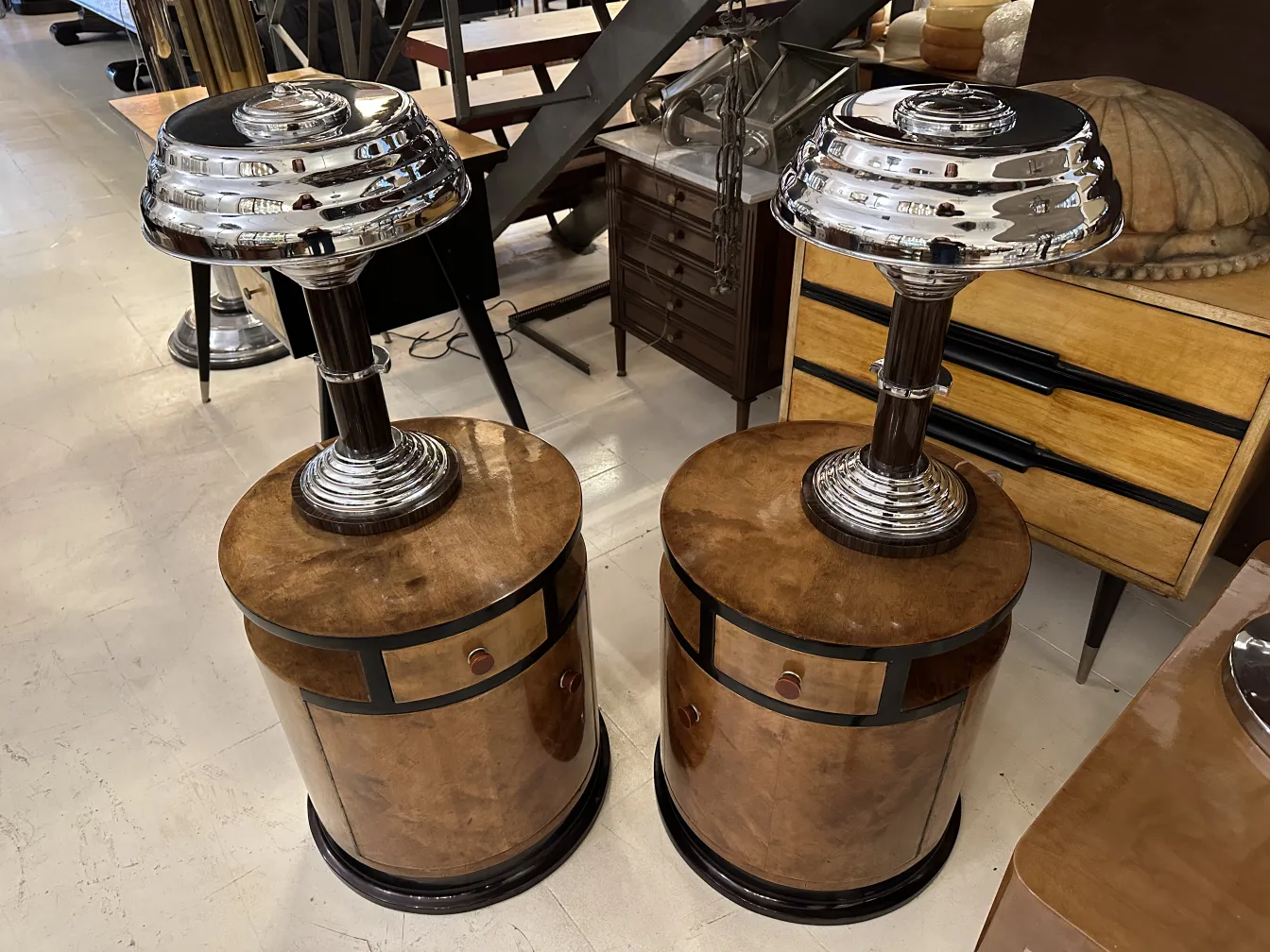 deux lampes de table antiques avec bases rondes dans un décor vintage