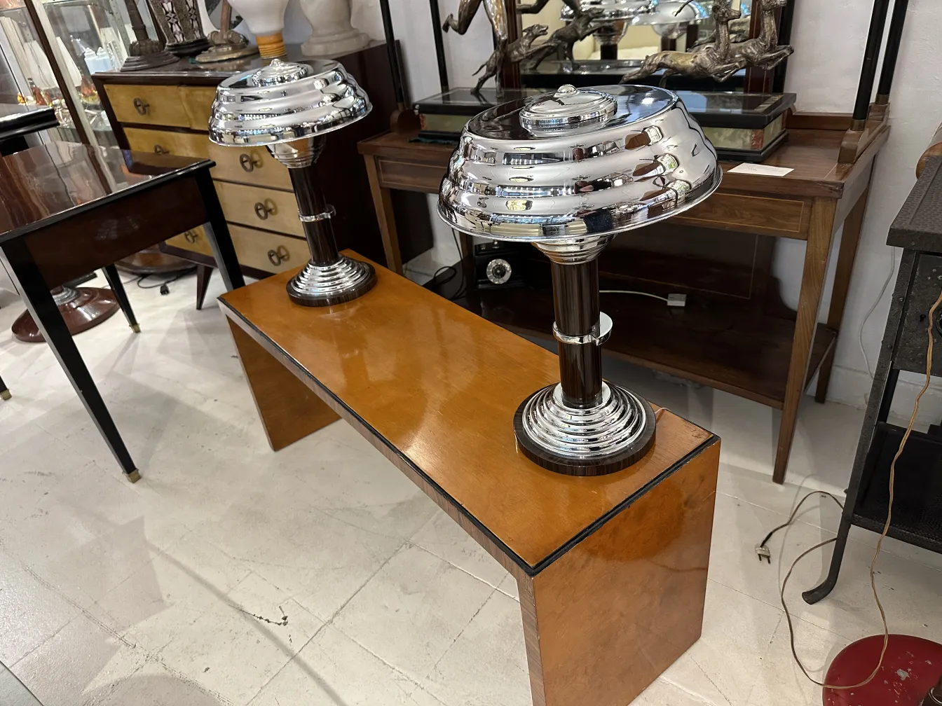 2 lampadas de mesa antigas em uma mesa de madeira em um ambiente decorativo