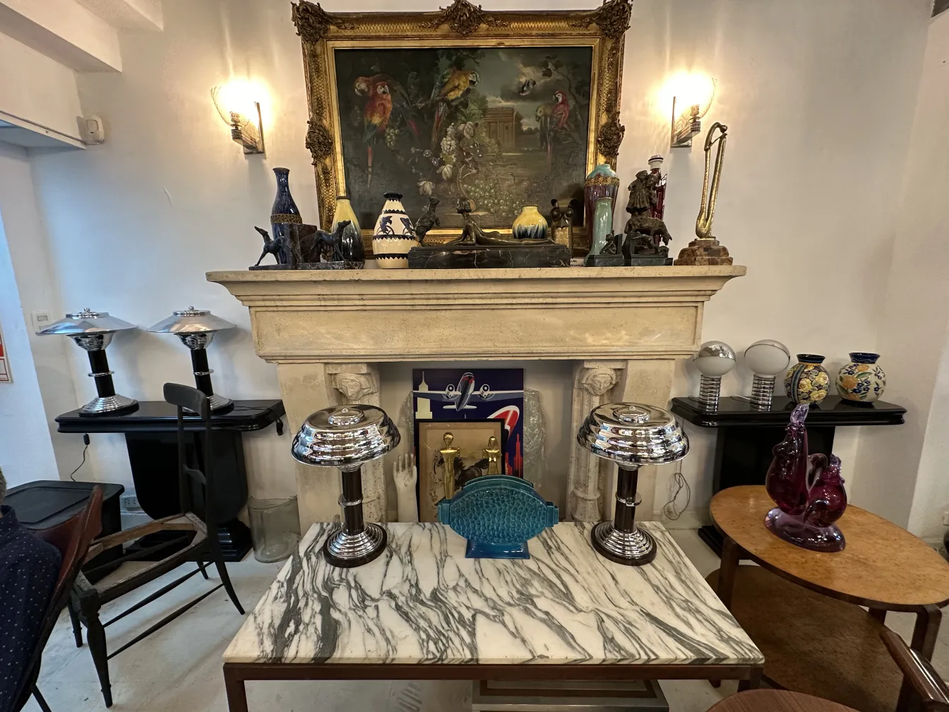 Due lampade da tavolo antiche in un contesto decorativo