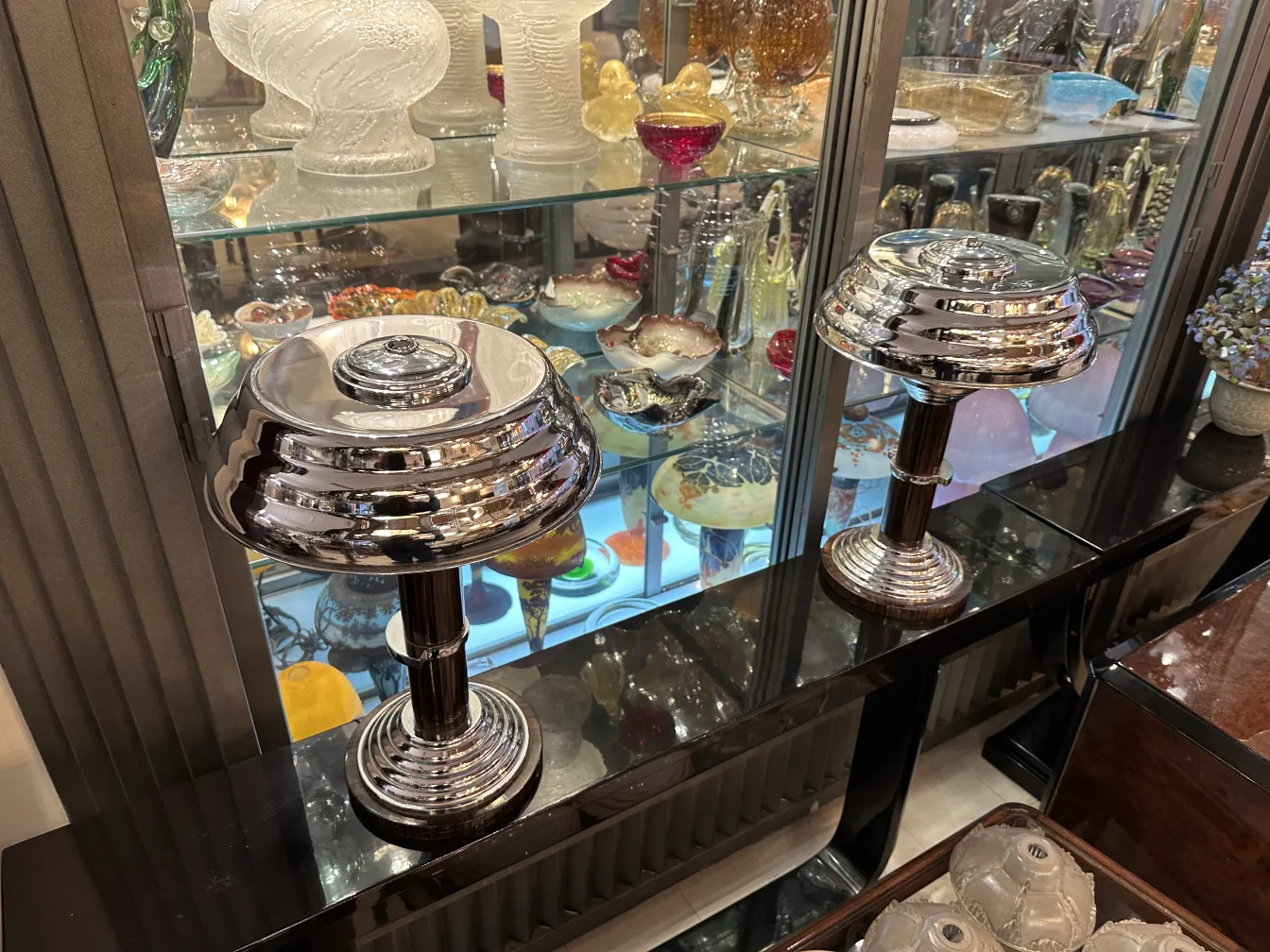 due lampade da tavolo antiche con design elegante