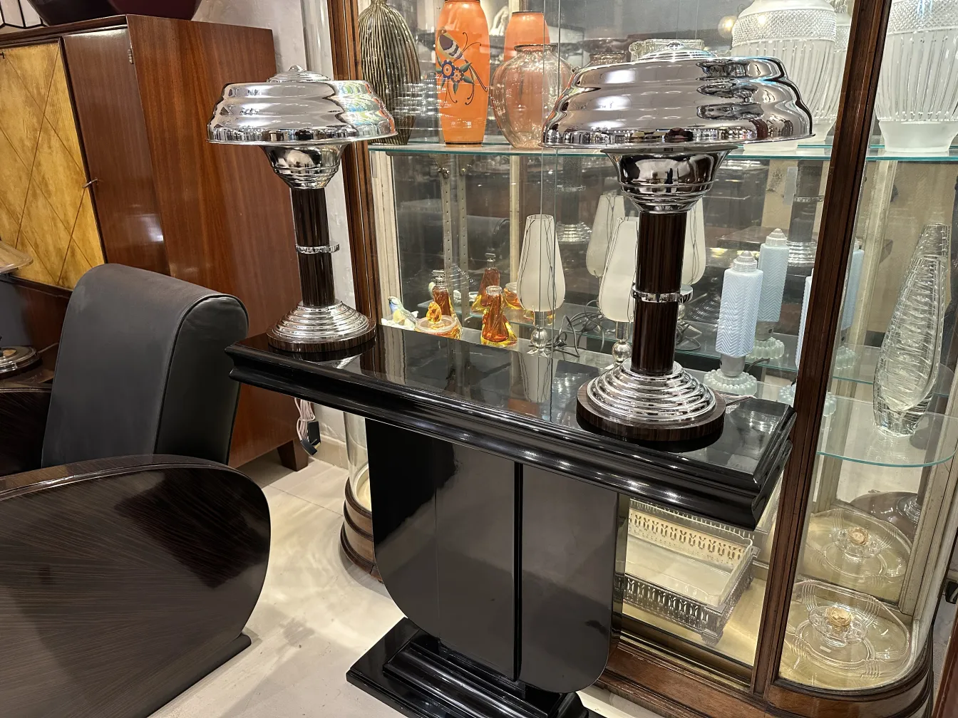 duas lâmpadas de mesa antiquadas brilhantes sobre uma mesa preta, ambiente elegante