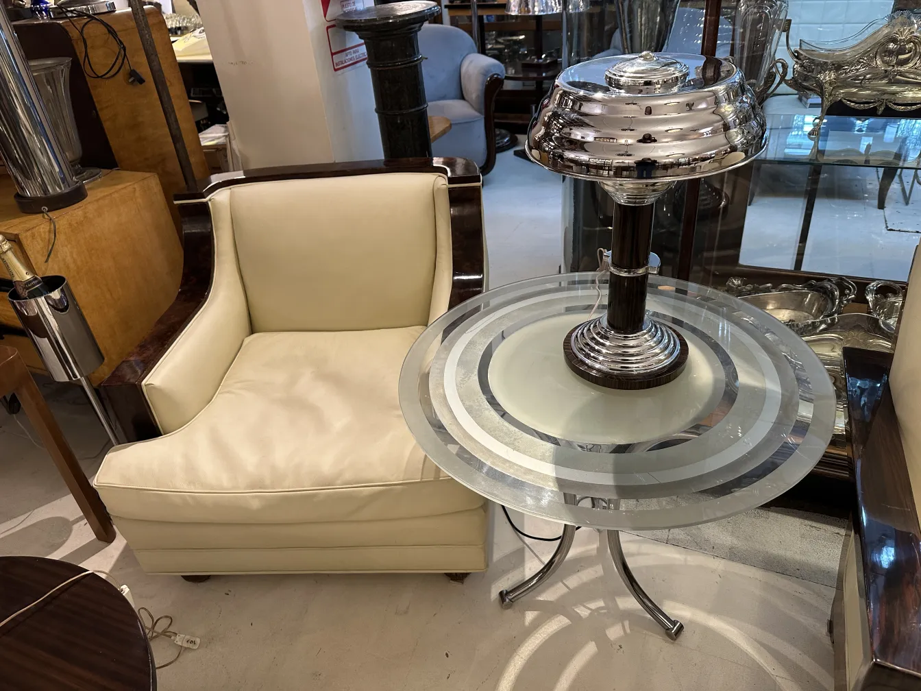 Set aus 2 antiken Tischleuchten, mit elegantem, abgerundetem Design in einer gemütlichen Atmosphäre.