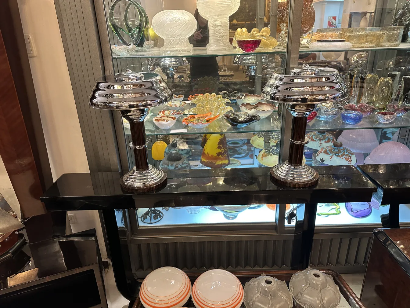 dos lámparas de mesa antiguas con base de diseño clásico, decoradas en un ambiente elegante