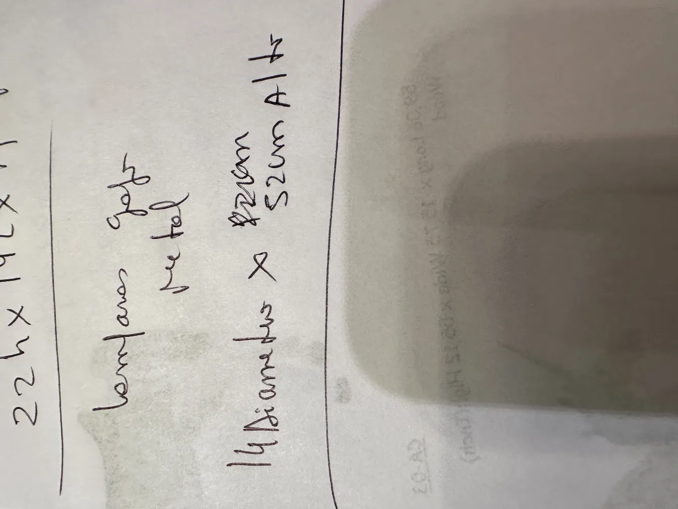 Duas lâmpadas de mesa antigas em fundo neutro.