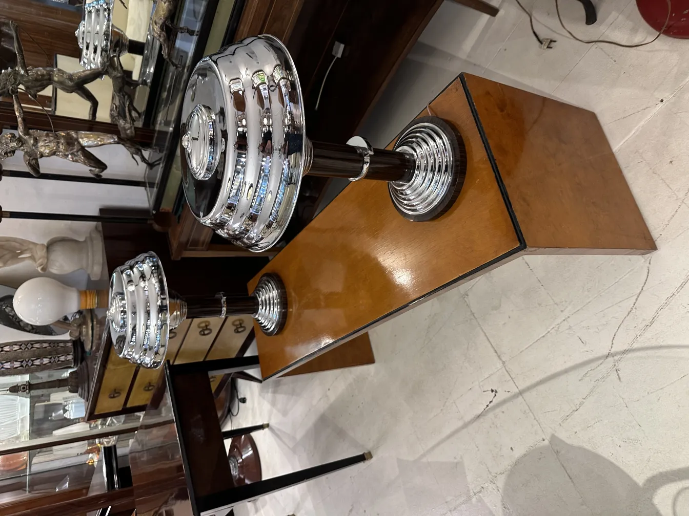 antiguas lámparas de mesa con bases elegantes en un fondo decorativo