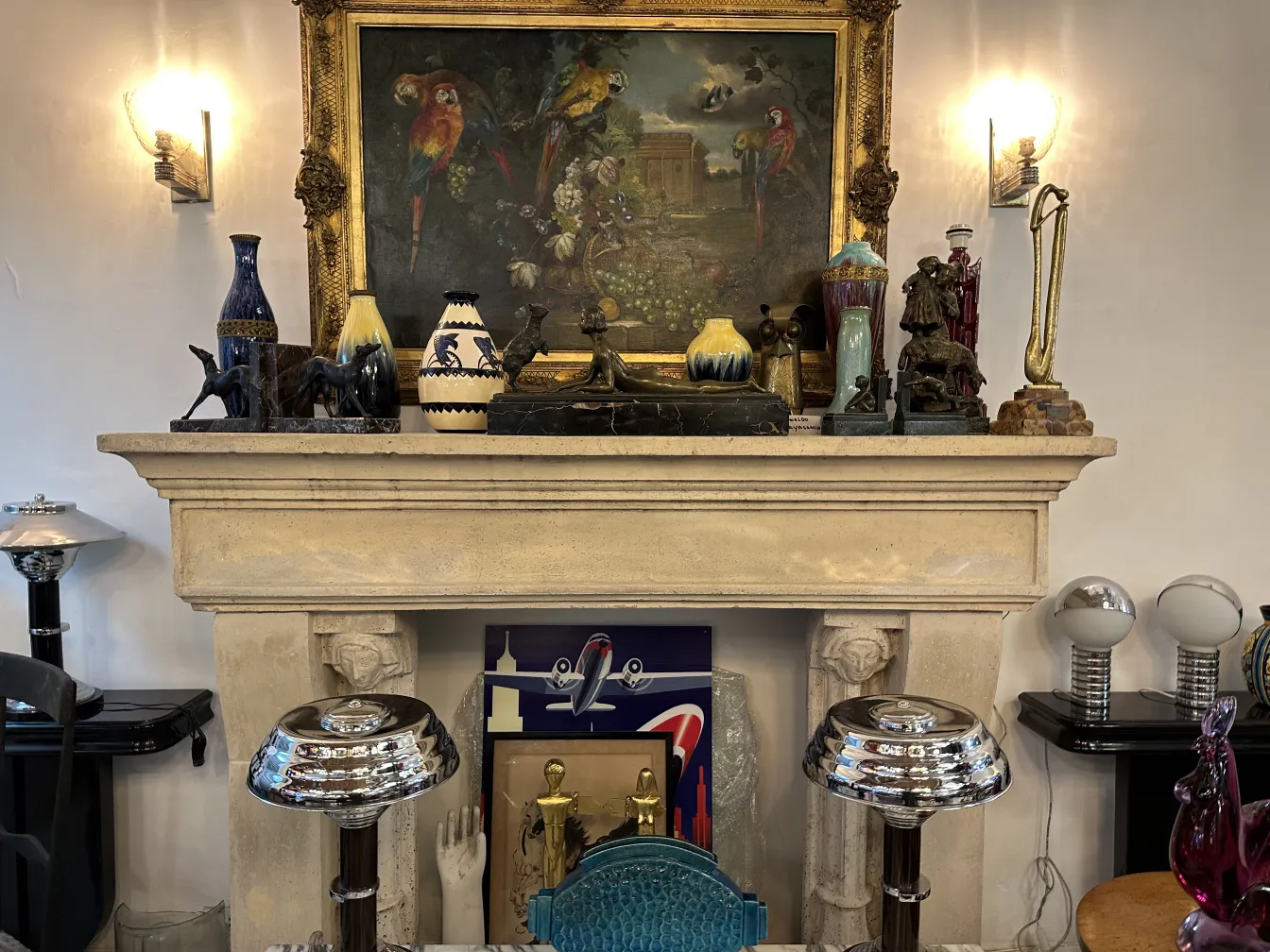 dos lámparas de mesa antiguas con detalles elegantes sobre una chimenea