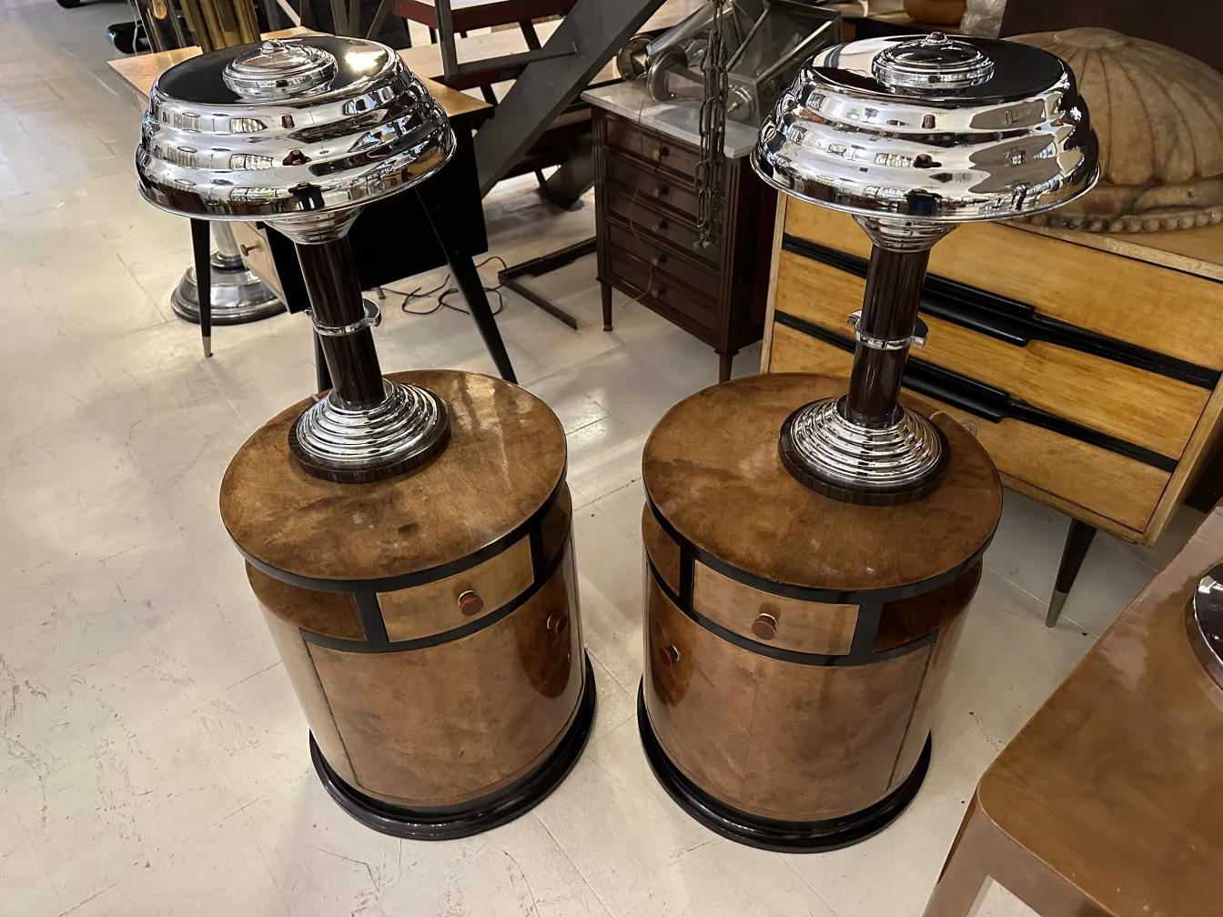 dve antikvye nastolnye lampy s krugovoy osnovoy, elegantsy design, v dekorativnom oboy