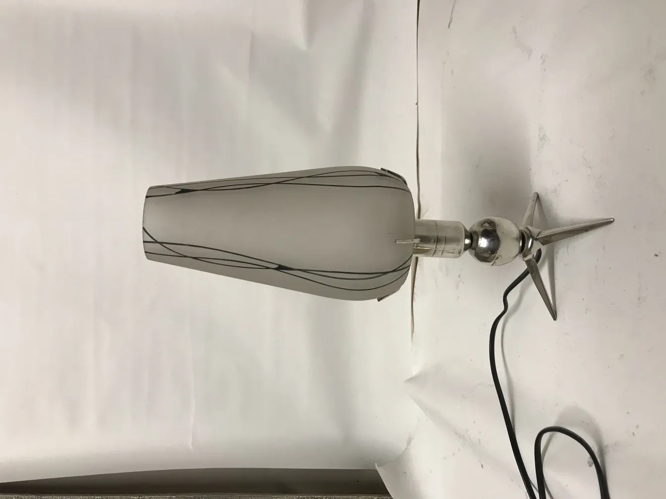 Lampes de table anciennes avec base stylisée et abat-jour élégant