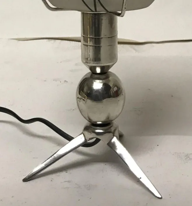 vue de 2 lampes de table anciennes avec base sphérique et cordon noir