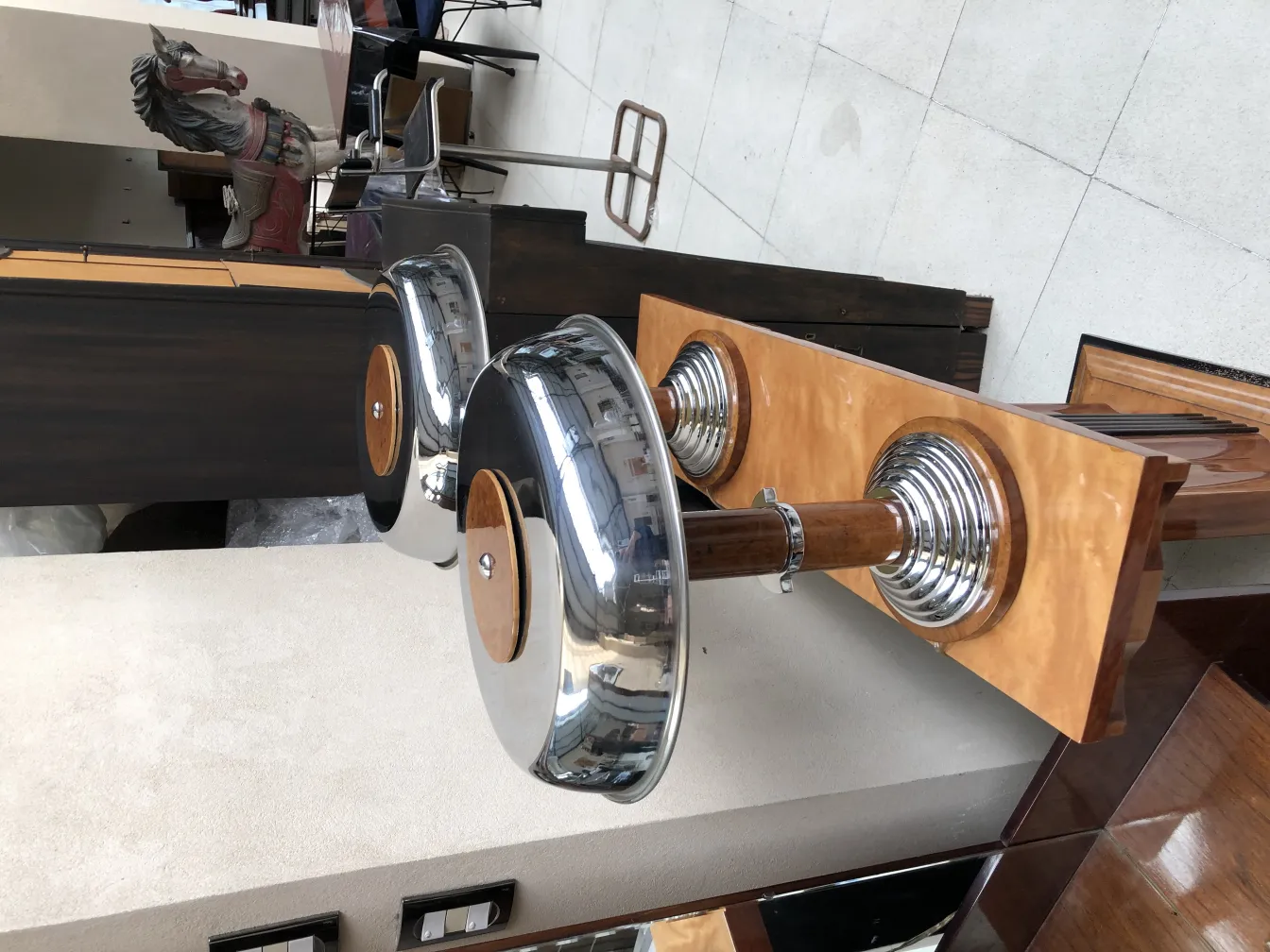 Due lampade da tavolo antiche con basi rotonde e brillanti, collocate in un ambiente elegante.