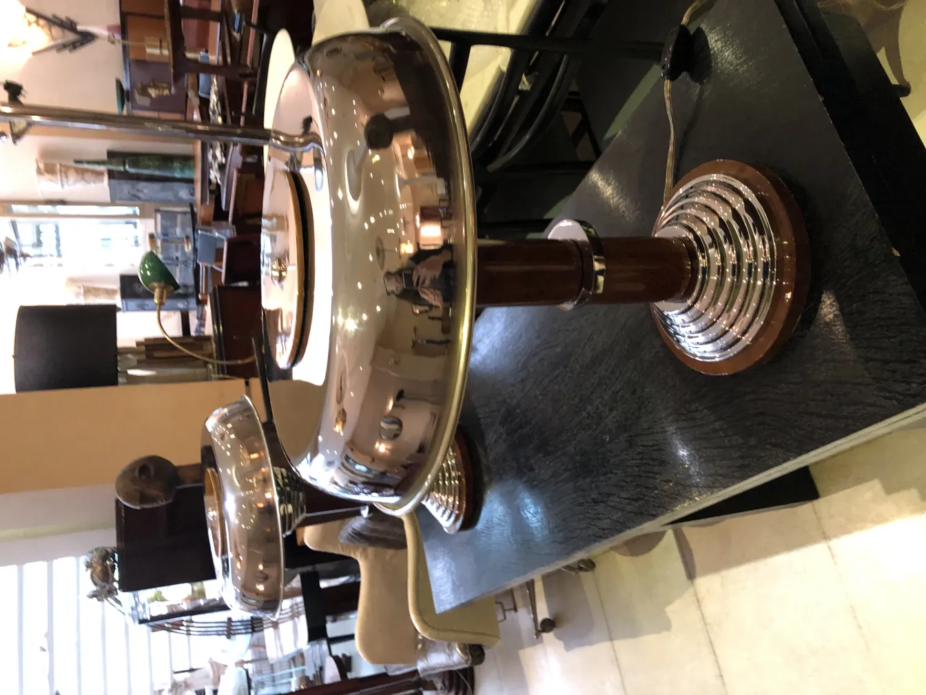 deux lampes de table anciennes avec un design élégant