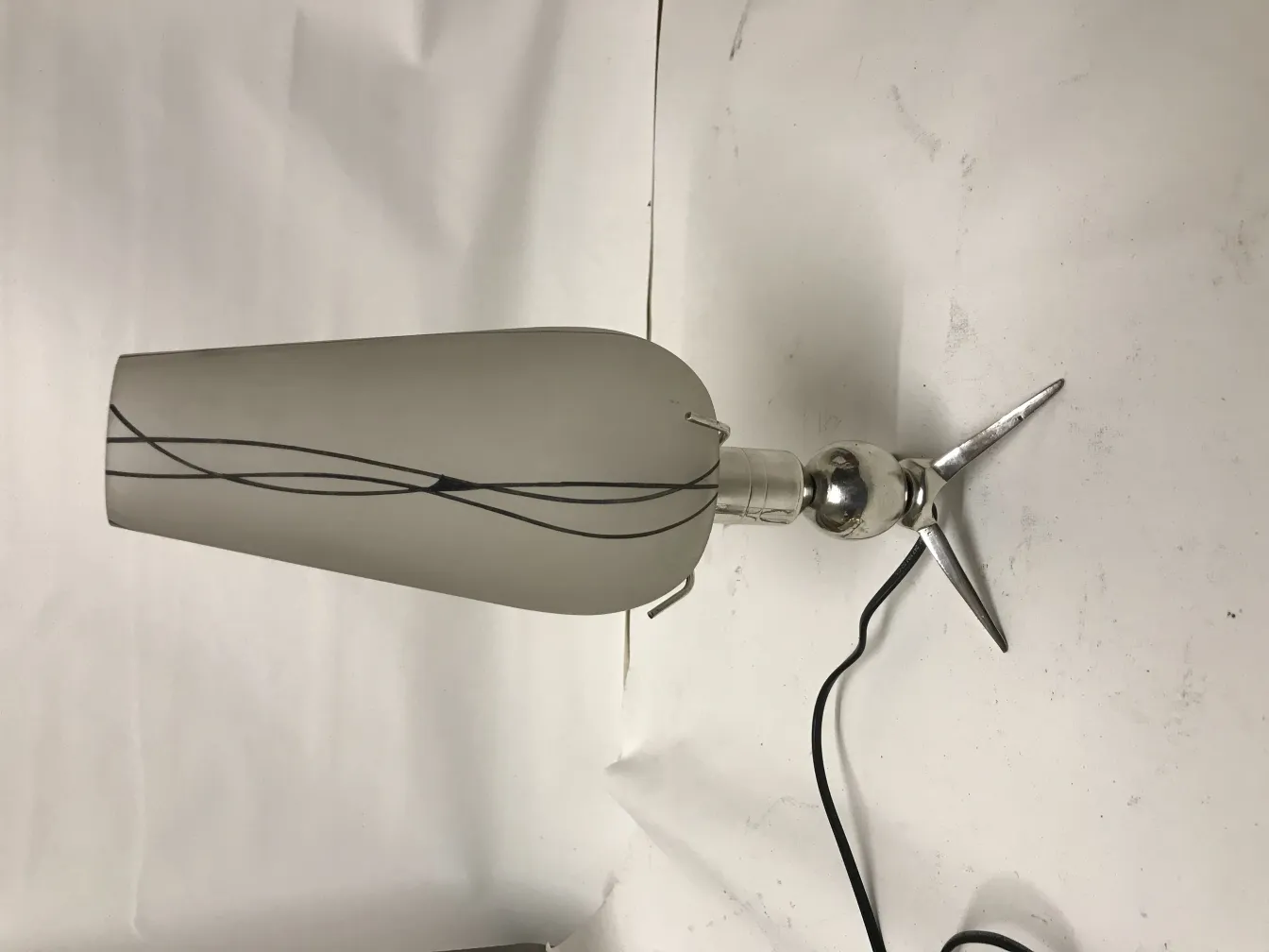 2 lampadas de mesa antigas com um design único e elegante, fundo claro