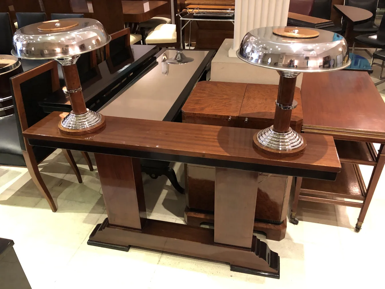 Deux lampes de table anciennes avec bases brillantes dans un environnement de meubles