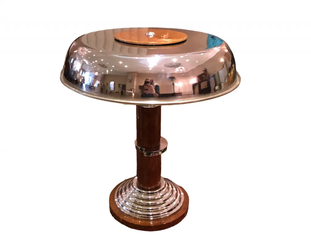 duas lâmpadas de mesa antigas com design brilhante